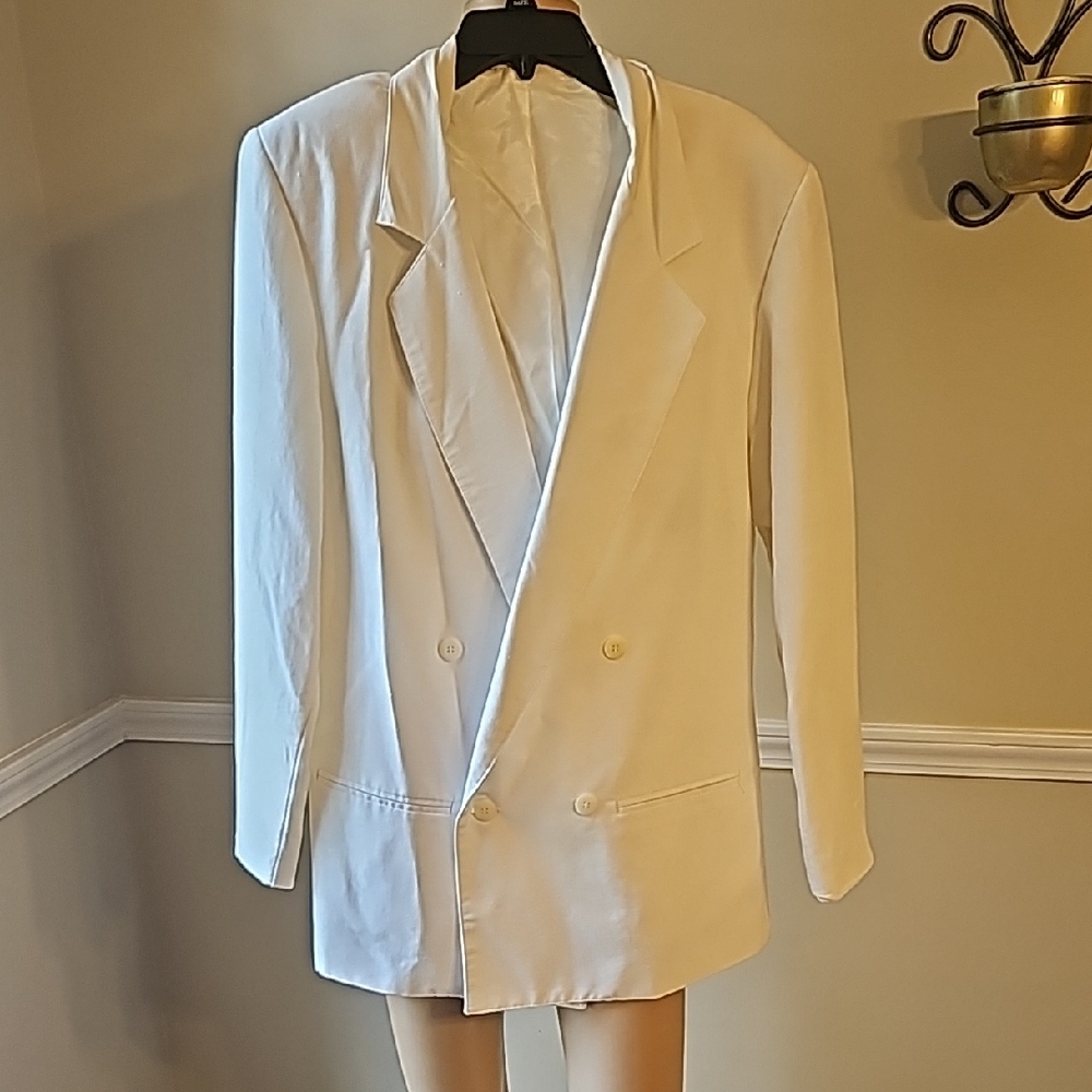 Elegant White Linen Sport Coat And Pants with Classic Lapel Design